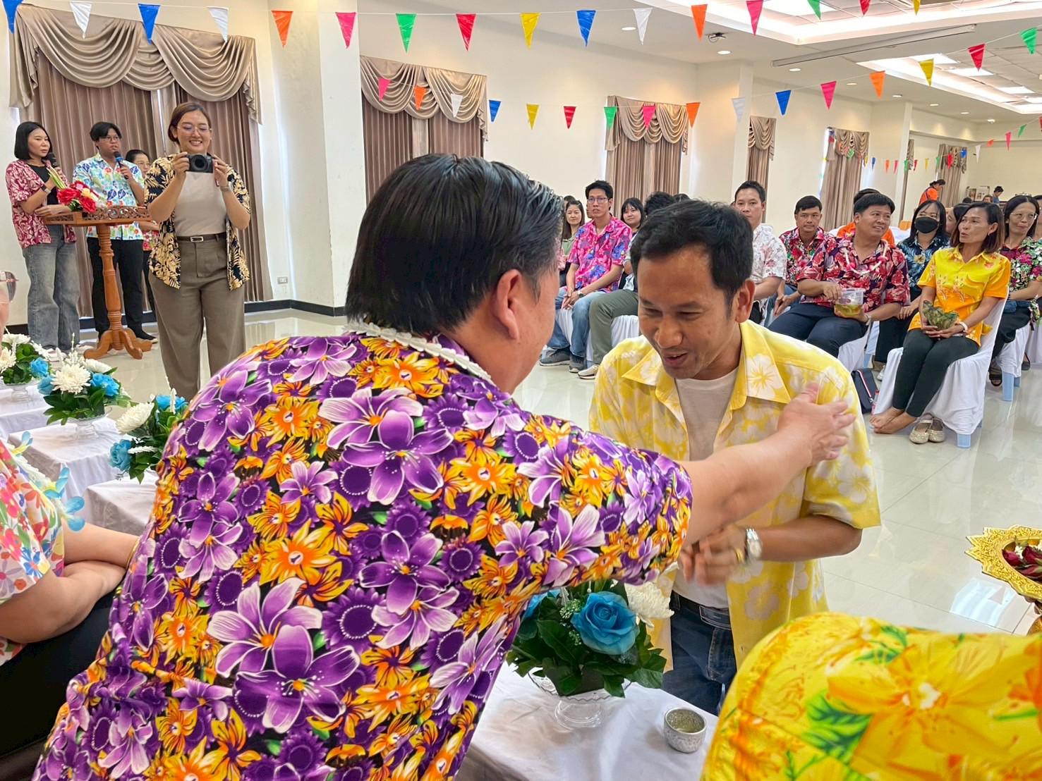 64. วันที่ 26 เมษายน 2568 สาขาการบริหารการศึกษา ได้จัดกิจกรรมรดน้ำดำหัวคณาจารย์ระดับบัณฑิตศึกษา ประจำสาขาการบริหารการศึกษา ณ ห้องประชุมครุร่มสัก 1 ชั้น 3 อาคารคณะครุศาสตร์